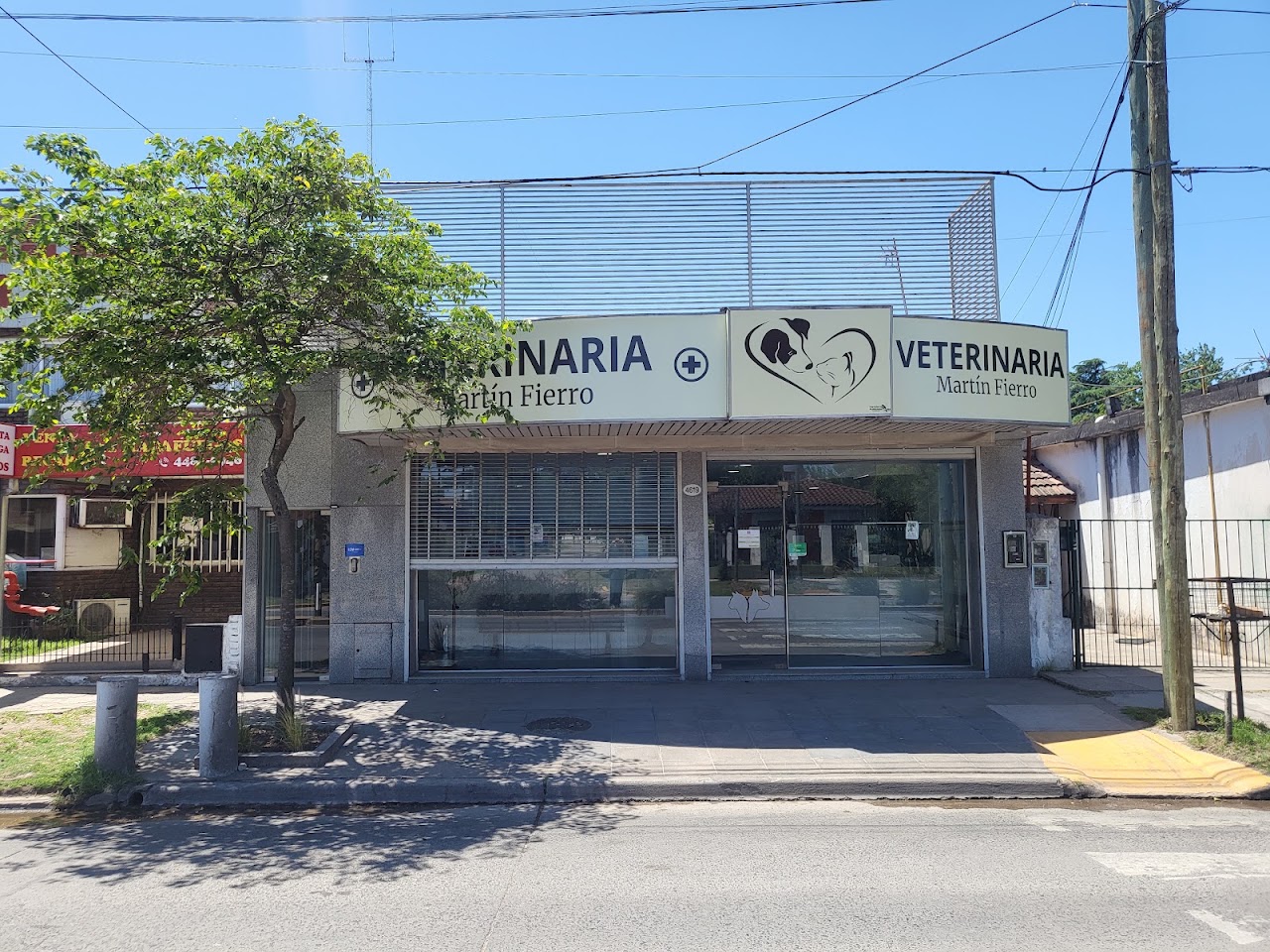 Fachada de la Clínica Veterinaria Martín Fierro en Ituzaingó