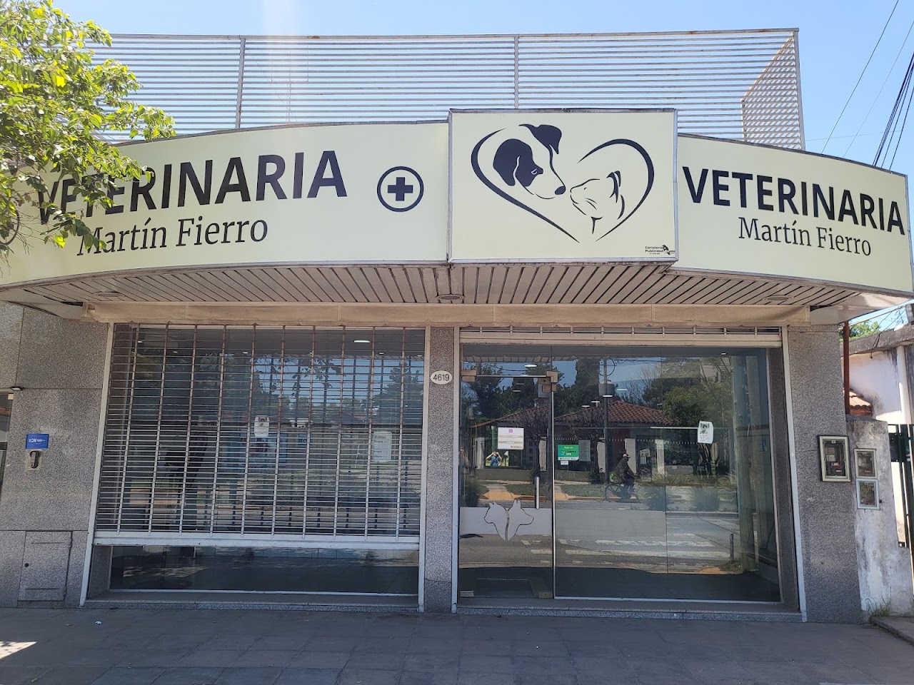 Entrada de la Clínica Veterinaria Martín Fierro